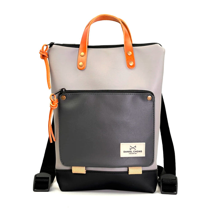 Mochila Mini Book Holder Impermeable con bolsillo extra Daniel Chong - Gris con bolsillo gris