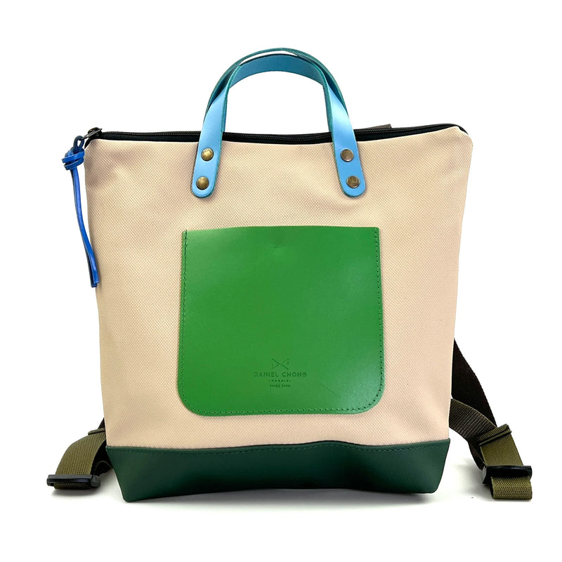 Mochila Mini Cuadrada Impermeable con bolsillo extra Daniel Chong - Beige con bolsillo verde