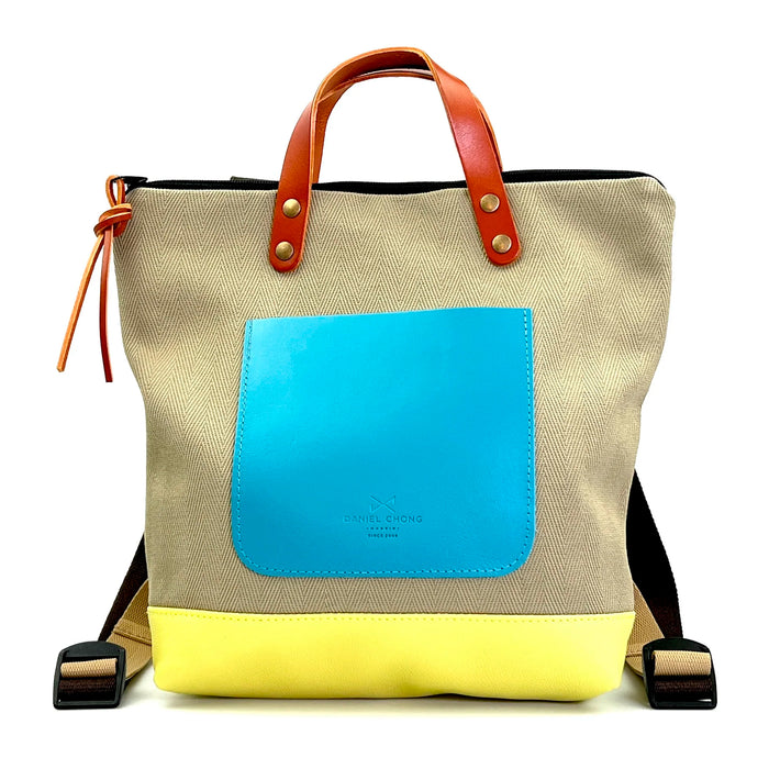 Mochila Mini Cuadrada Loneta Daniel Chong - Beige con bolsillo azul