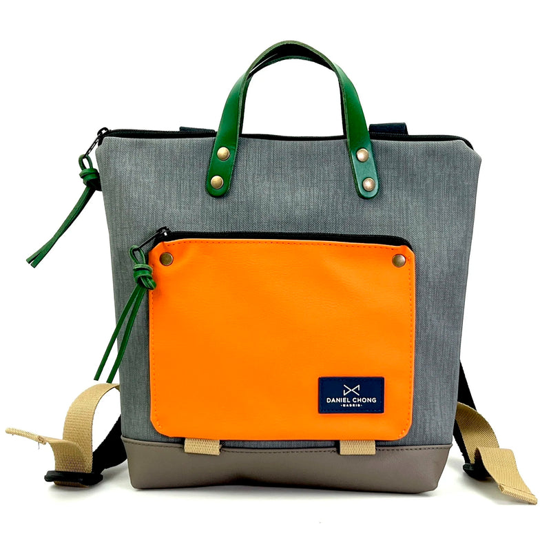 Mochila Mini Book Holder Cuadrada Impermeable con bolsillo extra Daniel Chong - Gris con bolsillo naranja