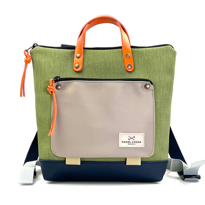 Mochila Mini Book Holder Cuadrada Impermeable con bolsillo extra Daniel Chong - Verde con bolsillo beige