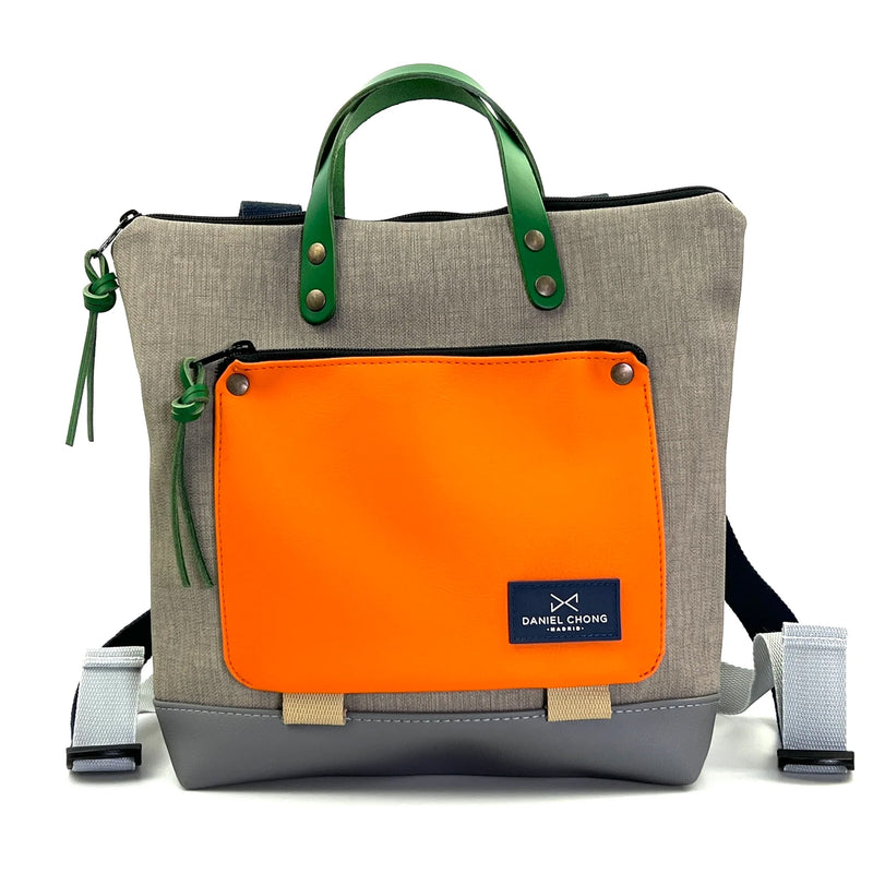 Mochila Mini Book Holder Cuadrada Impermeable con bolsillo extra Daniel Chong - Gris con bolsillo naranja
