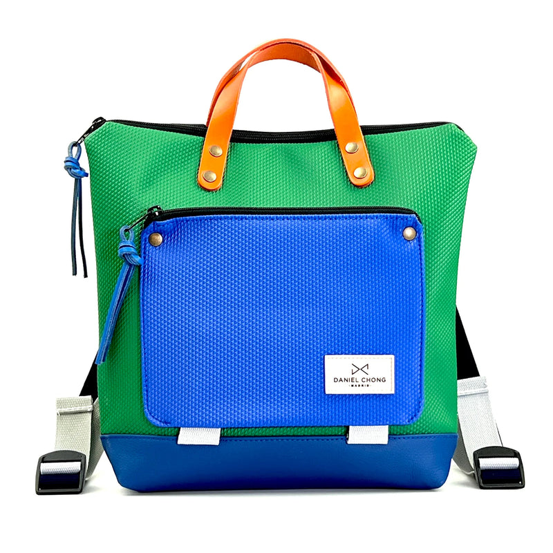 Mochila Mini Book Holder Cuadrada Zafiro con bolsillo extra Daniel Chong - Verde con bolsillo azul