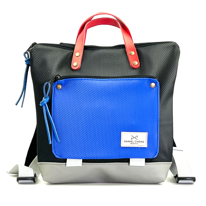 Mochila Mini Book Holder Cuadrada Zafiro con bolsillo extra Daniel Chong - Negra con bolsillo azul