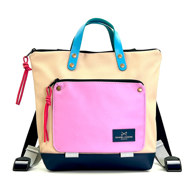 Mochila Mini Book Holder Cuadrada Impermeable con bolsillo extra Daniel Chong - Beige con bolsillo rosa