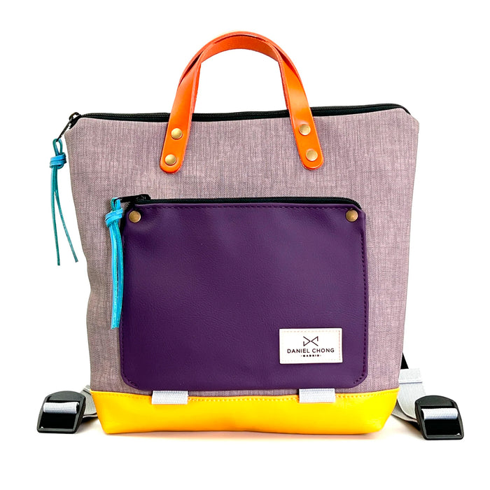 Mochila Mini Book Holder Cuadrada Impermeable con bolsillo extra Daniel Chong - Gris con bolsillo violeta