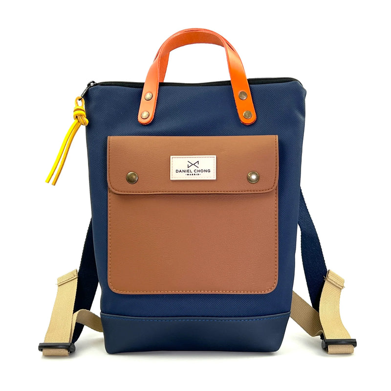 Mochila Mini Solapa con bolsillo extra Daniel Chong - Azul con bolsillo marrón