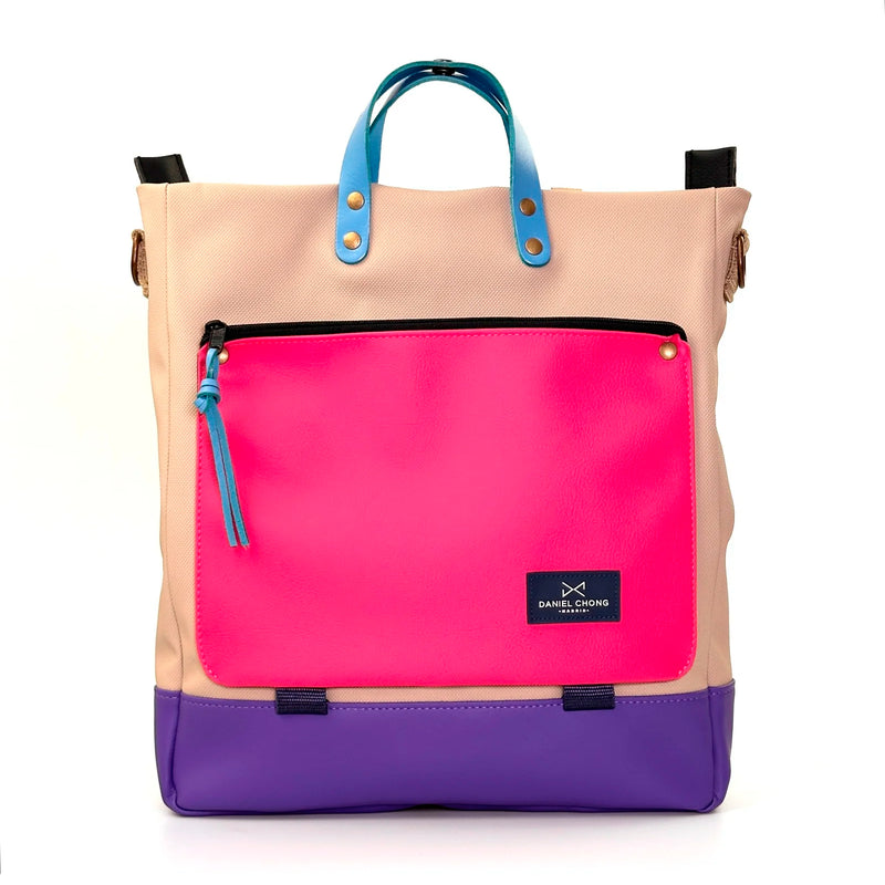 Bolso-mochila Worker Bag de Daniel Chong - Beige con bolsillo fucsia