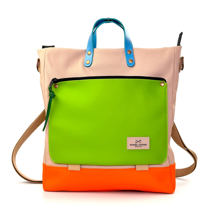 Bolso-mochila Worker Bag de Daniel Chong - Beige con bolsillo verde