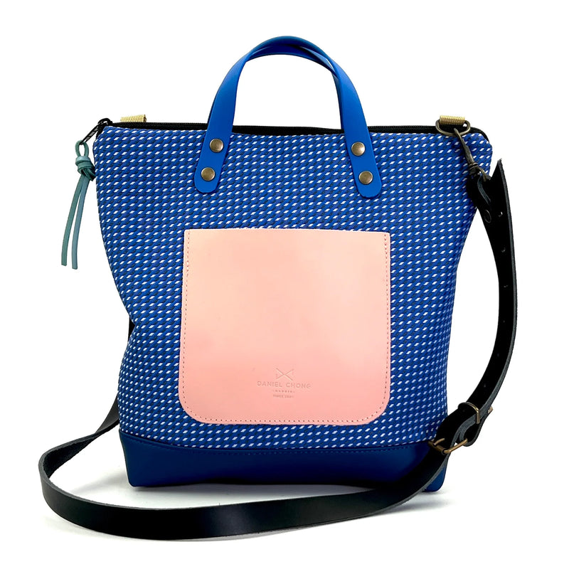Bandolera cuadrada acolchada con asas veganas Daniel Chong - Azul con bolsillo rosa