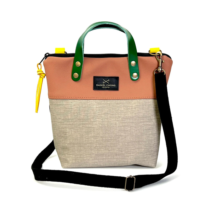Bandolera mini impermeable con asas Daniel Chong - Asas verde cuerpo marrón y gris