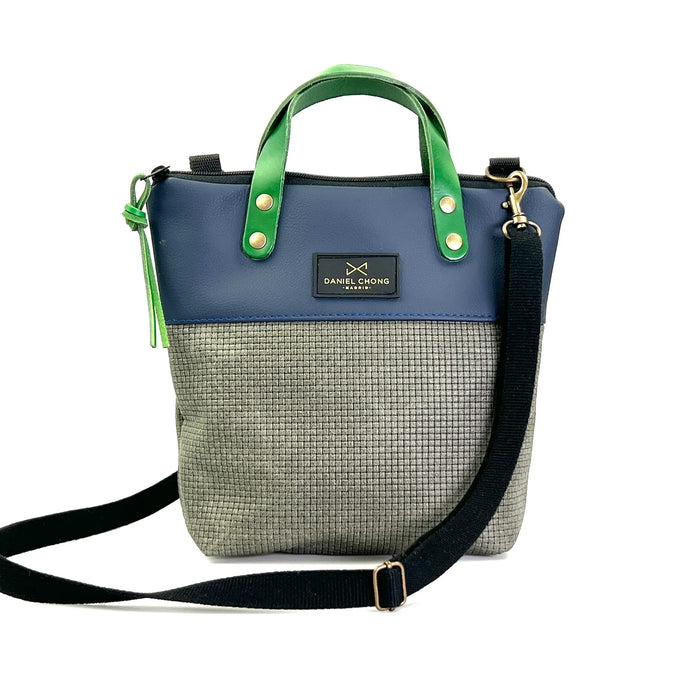 Bandolera mini impermeable con asas vegano Daniel Chong - Asas verde cuerpo azul marino y gris