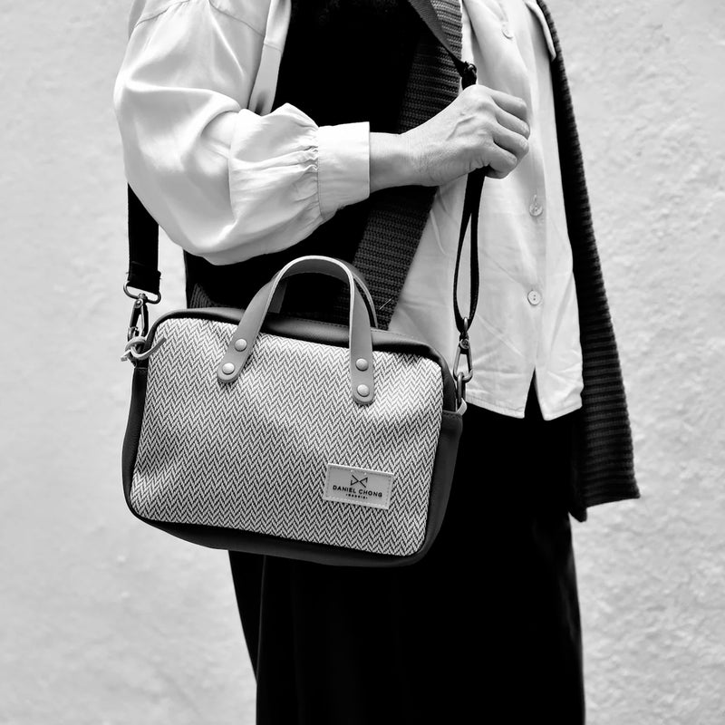 Bandolera Urban Box con asas impermeable Daniel Chong - Abstract y negro