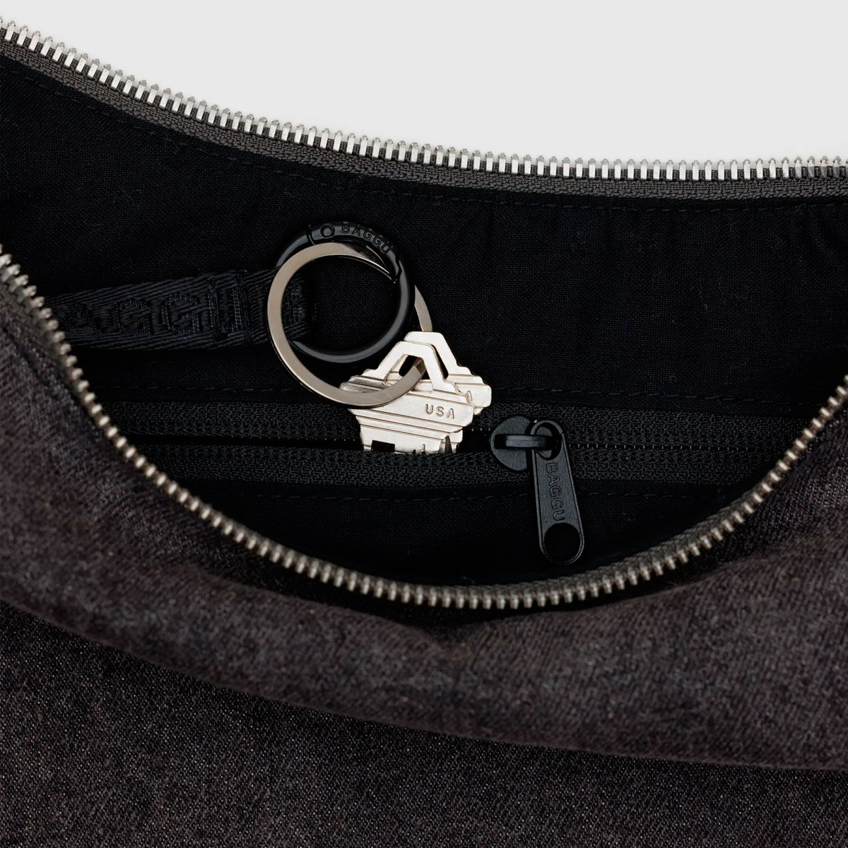 Bolso media luna Baggu - Washed Black Denim