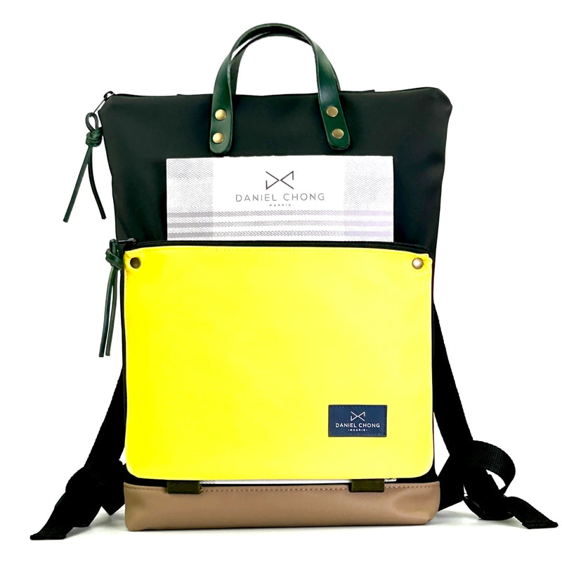 Mochila Book Holder Impermeable con bolsillo extra Daniel Chong - Negra con bolsillo amarillo