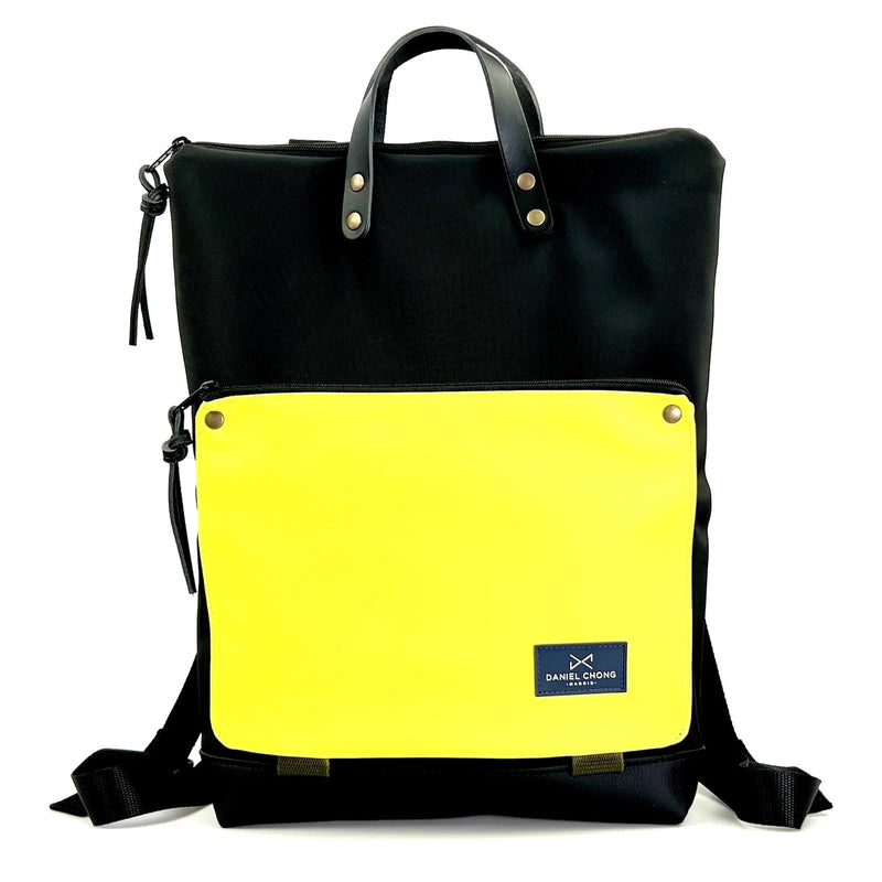 Mochila Book Holder Impermeable con bolsillo extra Daniel Chong - Negra con bolsillo amarillo