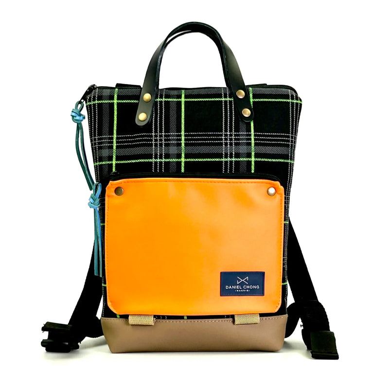 Mochila Mini Book Holder Acolchada Daniel Chong - Estampado cuadrados con bolsillo naranja