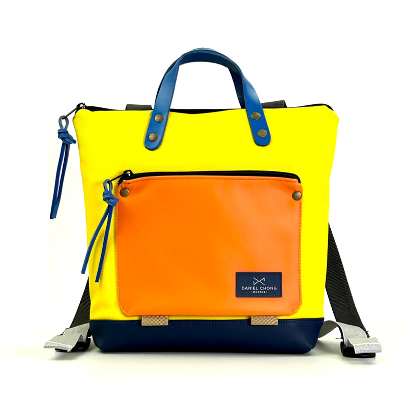 Mochila Mini Book Holder Cuadrada Impermeable con bolsillo extra Daniel Chong - Amarilla con bolsillo naranja