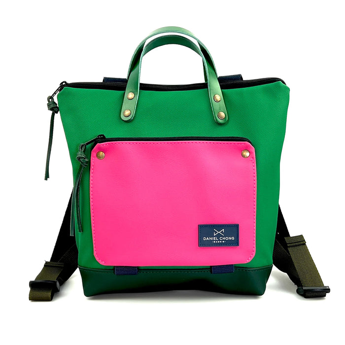 Mochila Mini Book Holder Cuadrada Impermeable con bolsillo extra Daniel Chong - Verde con bolsillo fucsia