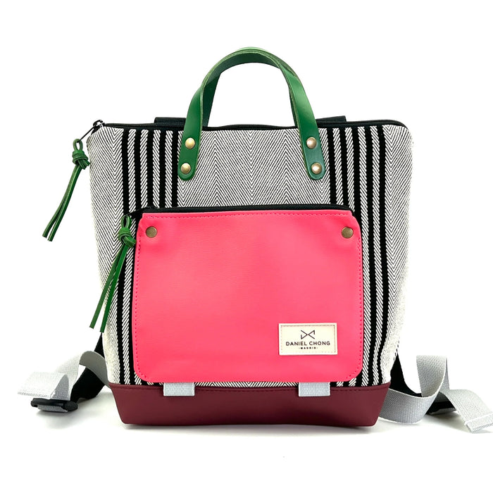 Mochila Mini Book Holder Cuadrada Loneta Daniel Chong - Rayas blancas y negras con bolsillo fucsia