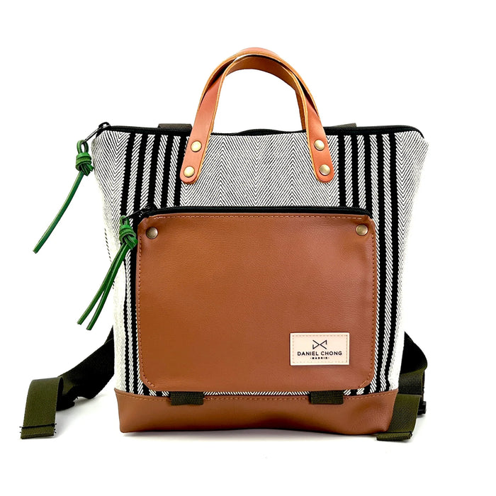 Mochila Mini Book Holder Cuadrada Loneta Daniel Chong - Rayas blancas y negras con bolsillo marrón