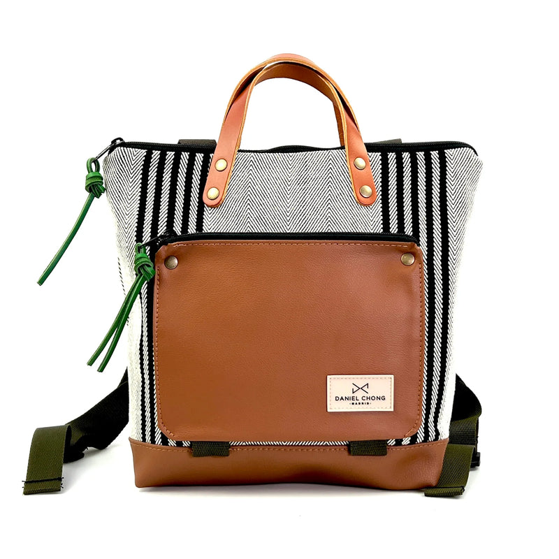 Mochila Mini Book Holder Cuadrada Loneta Daniel Chong - Rayas blancas y negras con bolsillo marrón