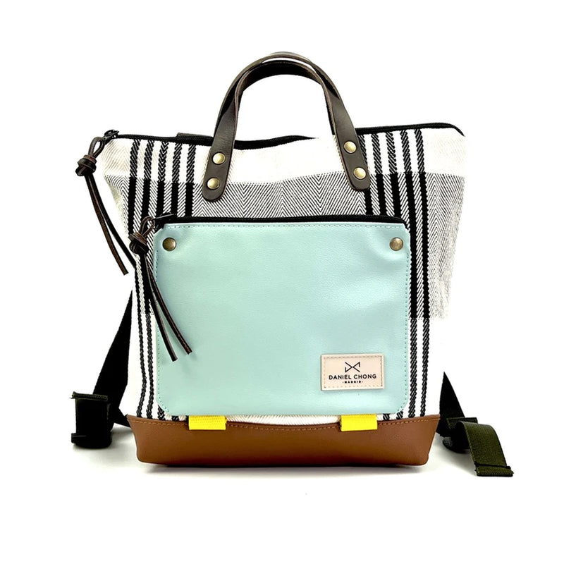 Mochila Mini Book Holder Cuadrada Loneta Daniel Chong - Rayas blancas y negras con bolsillo menta