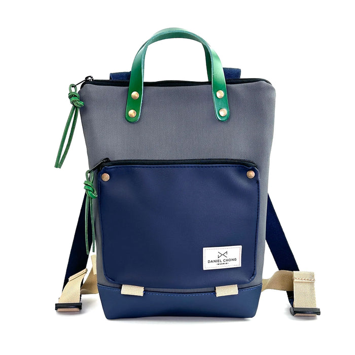 Mochila Mini Book Holder Impermeable con bolsillo extra Daniel Chong - Gris con bolsillo azul