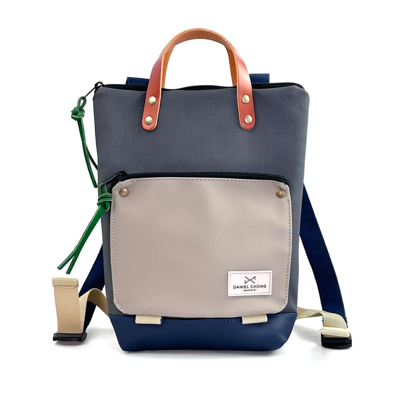 Mochila Mini Book Holder Impermeable con bolsillo extra Daniel Chong - Gris con bolsillo beige