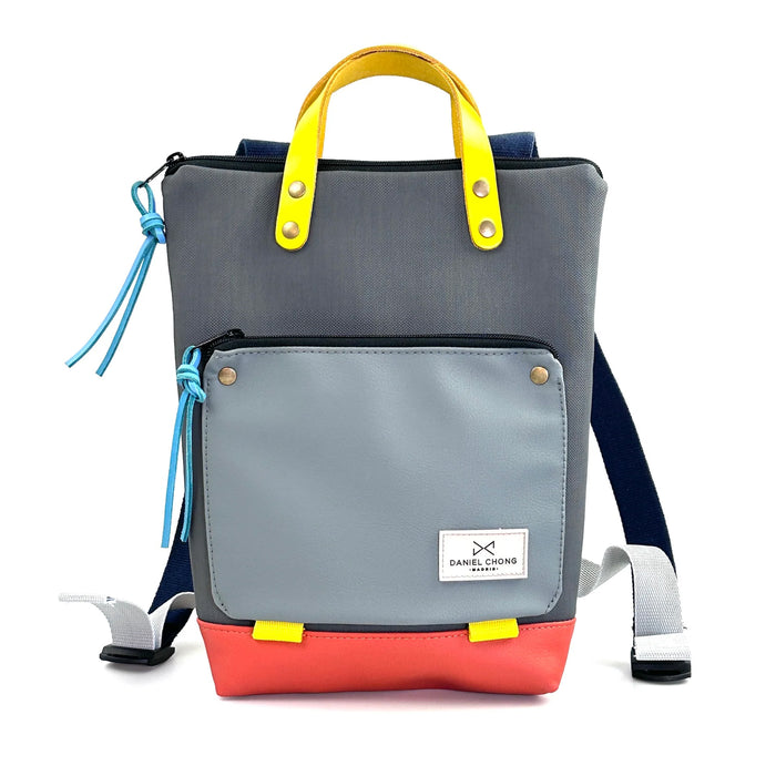 Mochila Mini Book Holder Impermeable con bolsillo extra Daniel Chong - Gris con bolsillo gris