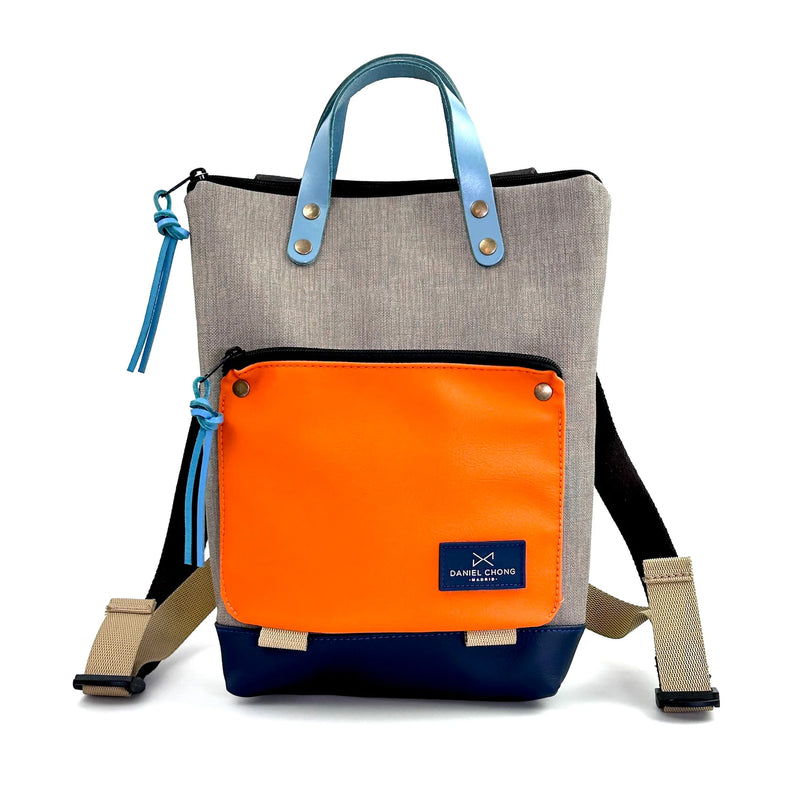 Mochila Mini Book Holder Impermeable con bolsillo extra Daniel Chong - Gris con bolsillo naranja