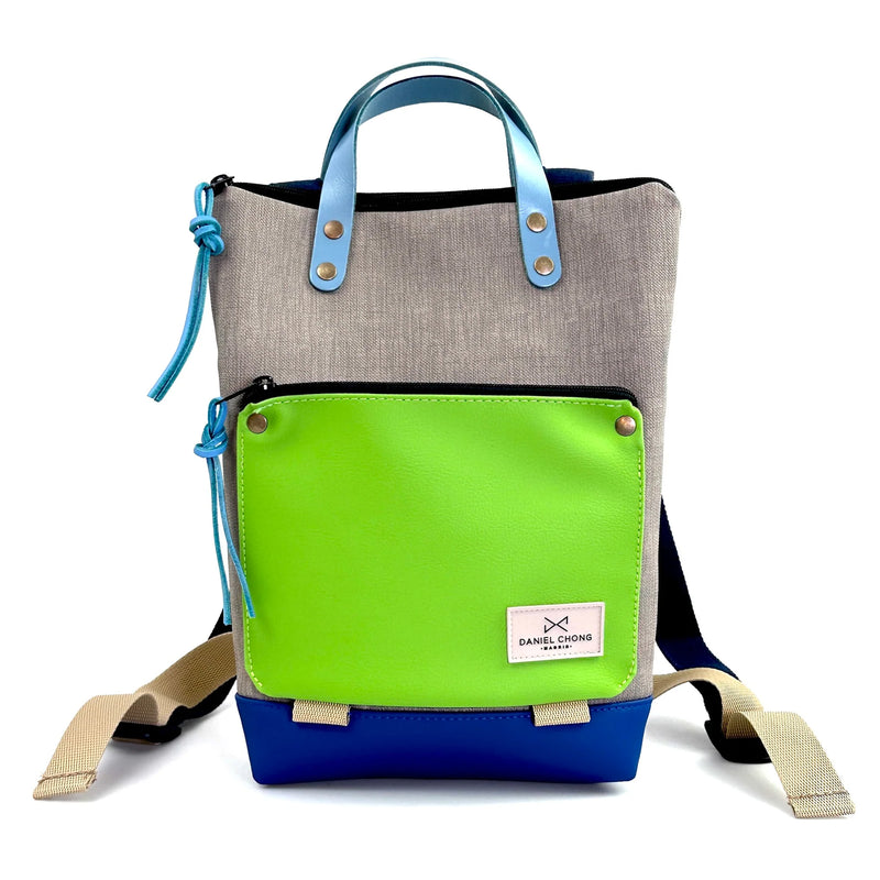 Mochila Mini Book Holder Impermeable con bolsillo extra Daniel Chong - Gris con bolsillo verde