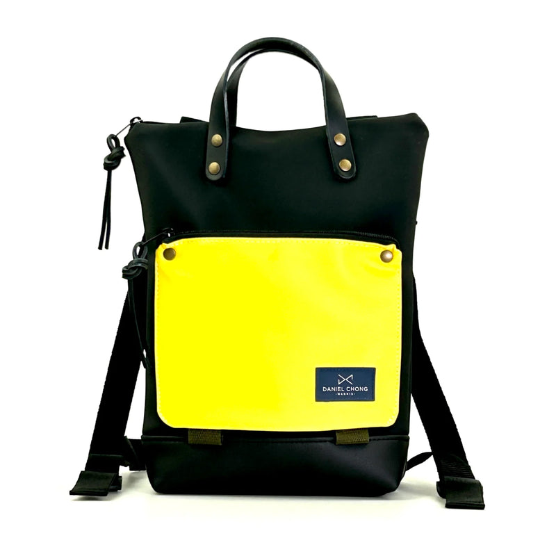 Mochila Mini Book Holder Impermeable con bolsillo extra Daniel Chong - Negra con bolsillo amarillo