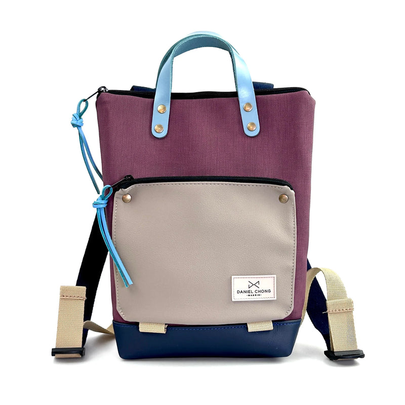 Mochila Mini Book Holder Impermeable con bolsillo extra Daniel Chong - Color vino con bolsillo beige