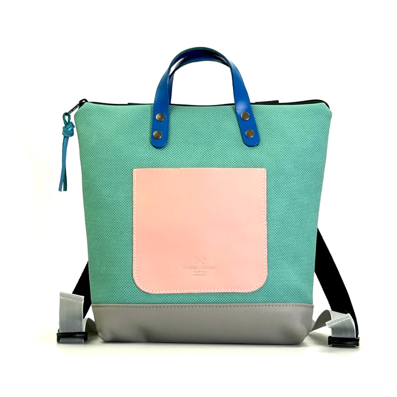 Mochila Mini Cuadrada Impermeable con bolsillo extra Daniel Chong - Turquesa con bolsillo rosa