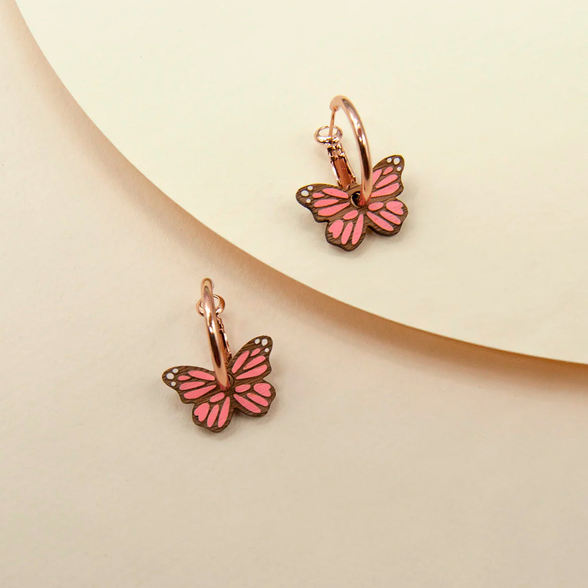 Pendientes de aro Materia Rica - Monarch Butterfly in Pink