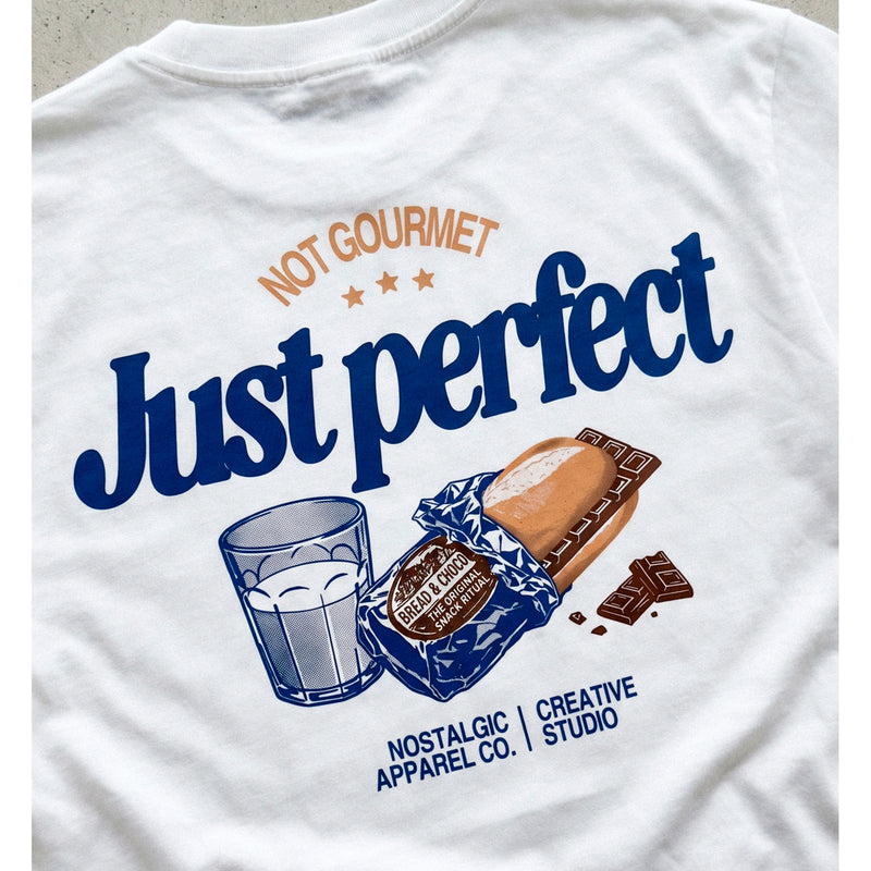 Camiseta Nostalgic Apparel - "Not Gourmet, Just Perfect" 🍫🥖