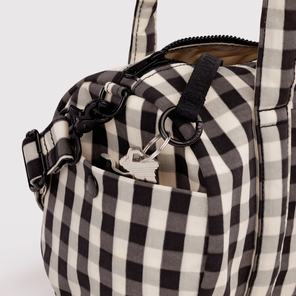 Bolso Duffle Baggu - Black and Cream Gingham