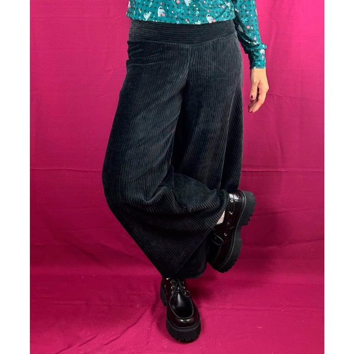 Pantalón La Compiano - Trama Pana Negro