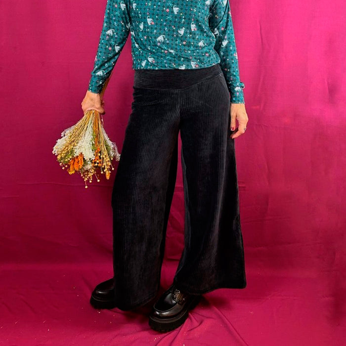 Pantalón La Compiano - Trama Pana Negro