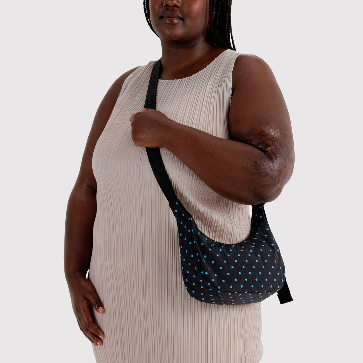 Bolso Mini media luna Baggu - Black and Sky Blue Micro Dot