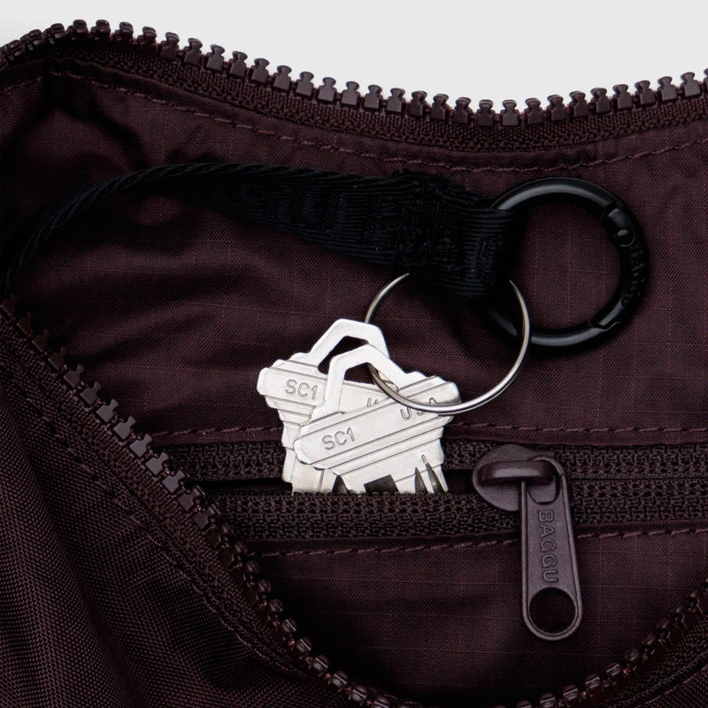 Bolso Mini media luna Baggu - Chocolate Plum