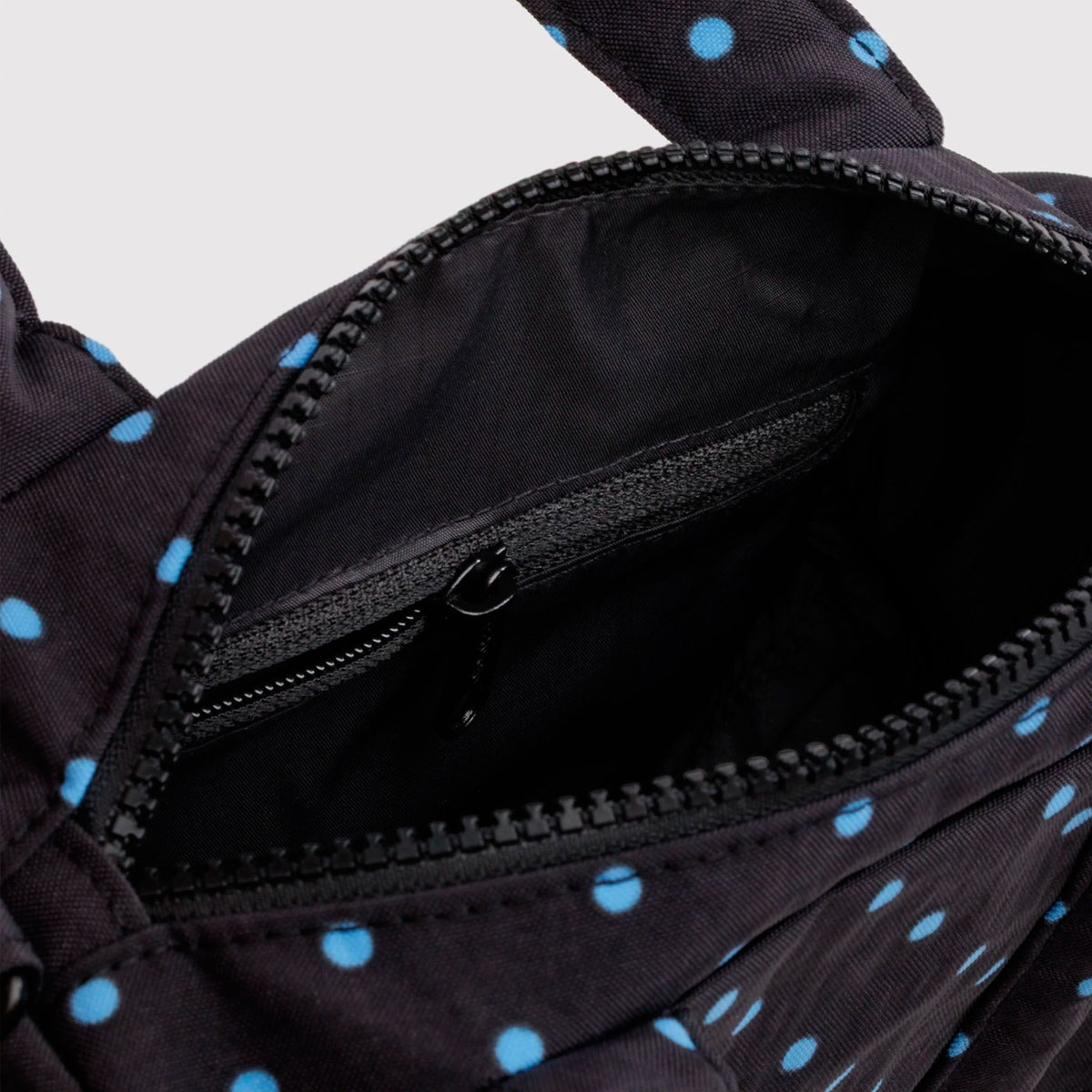 Bolso Pequeño Duffle Baggu - Black and Sky Blue Micro Dot
