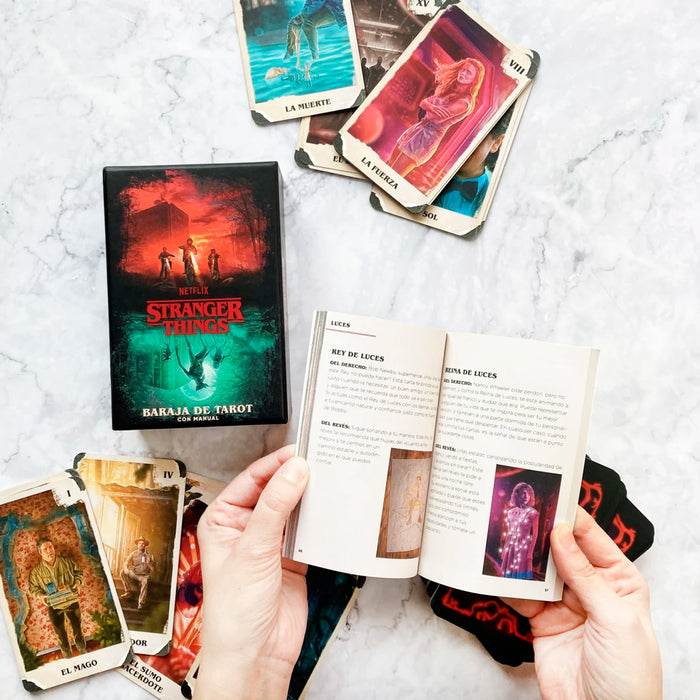 Baraja de Tarot - "Stranger Things" de Casey Gilly y Sándor Szalay