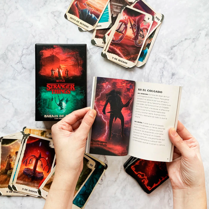Baraja de Tarot - "Stranger Things" de Casey Gilly y Sándor Szalay