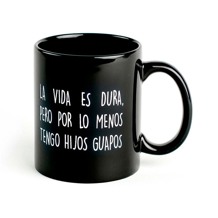 Taza "La vida es dura, pero por lo menos tengo hijos guapos"