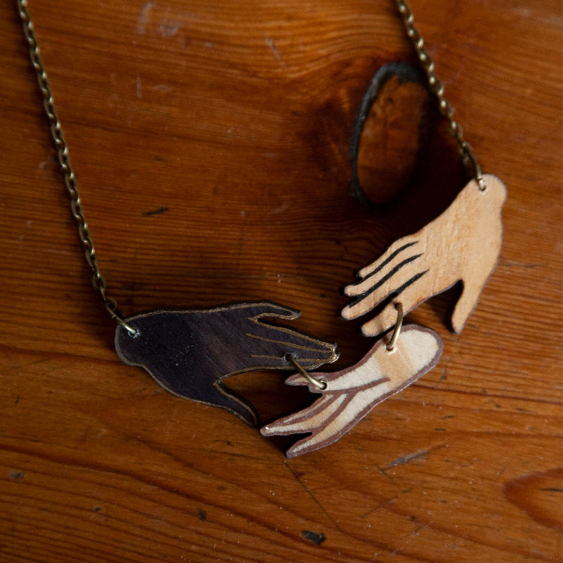 Collar de madera Pura Garra - Tres manos hermandadas
