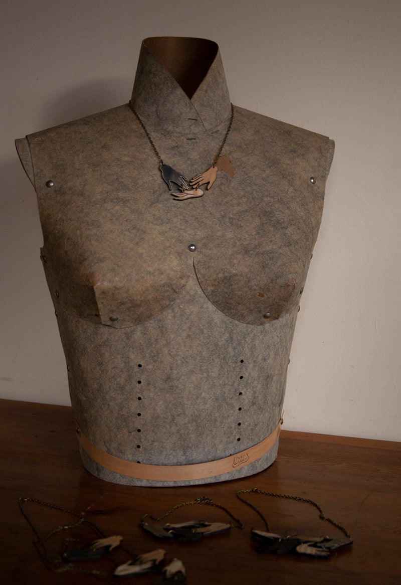 Collar de madera Pura Garra - Tres manos hermandadas