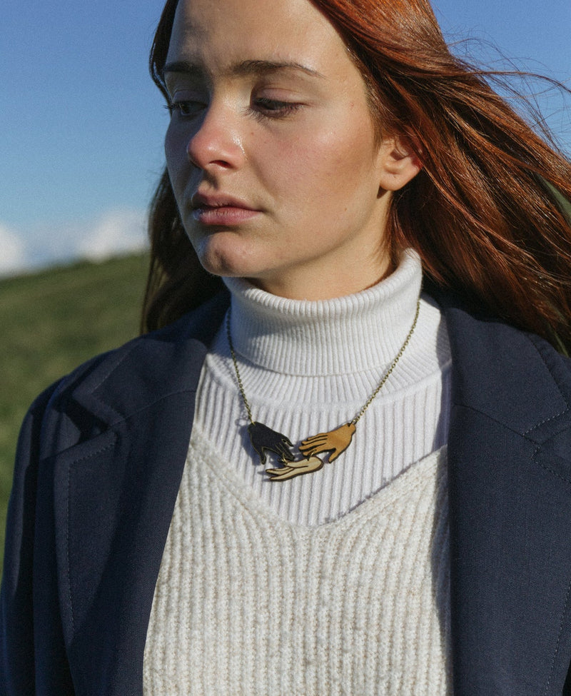 Collar de madera Pura Garra - Tres manos hermandadas