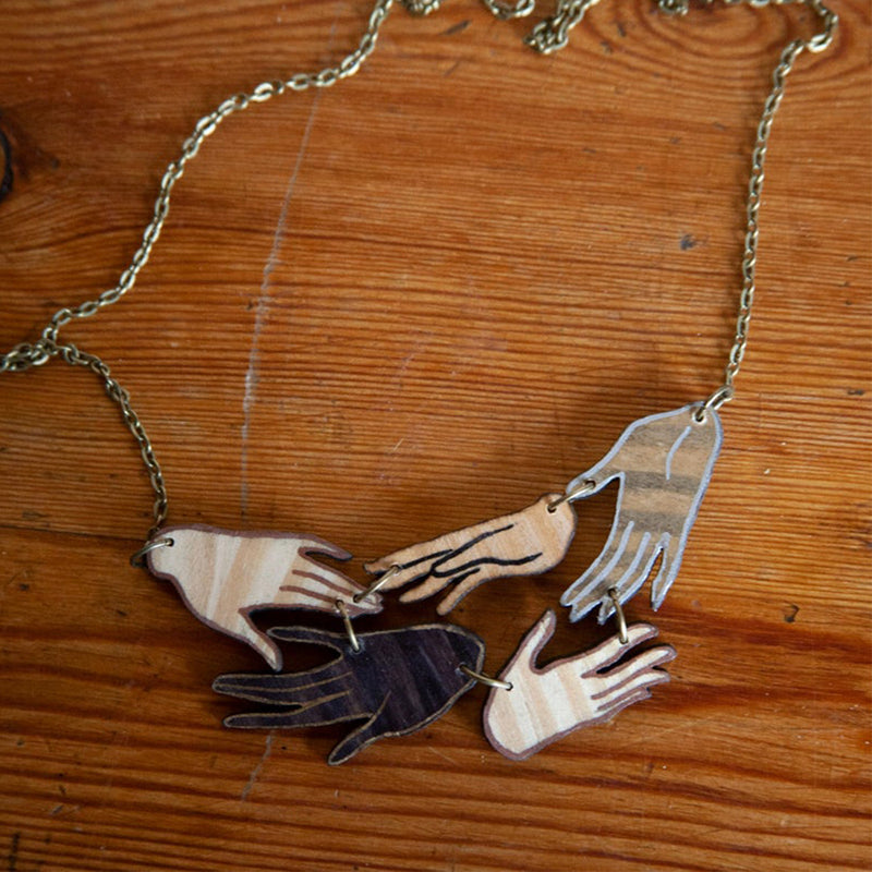 Collar de madera Pura Garra - Cinco manos hermandadas